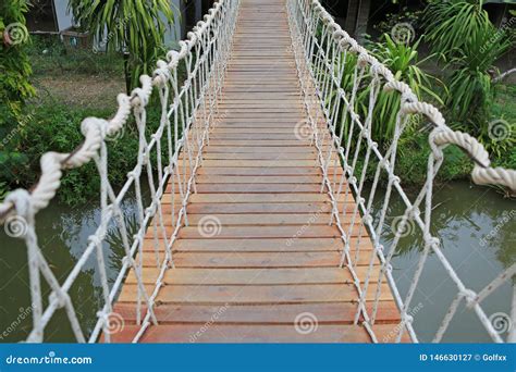 Pont Suspendu En Bois De Corde Pour La Rivi Re De Croisement De