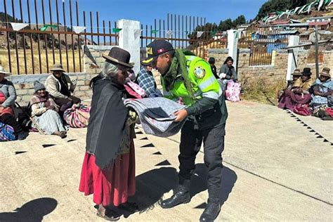 Puno Polic A Entrega V Veres Y Prendas De Abrigo A Adultos Mayores