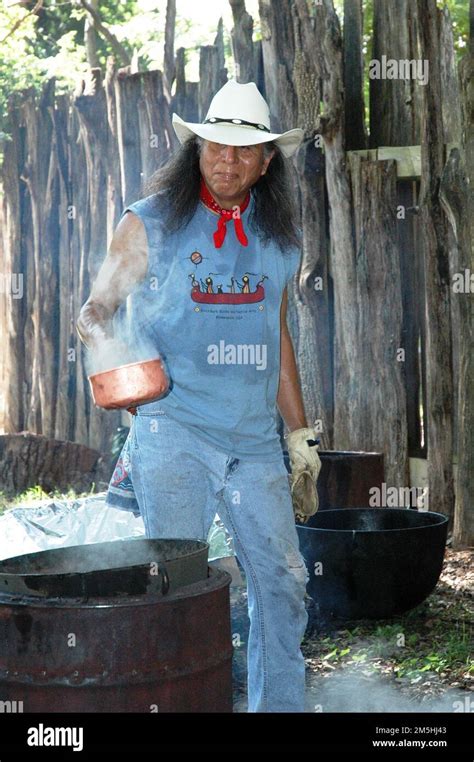 Cherokee Man Dressed In Traditional Fotos Und Bildmaterial In Hoher