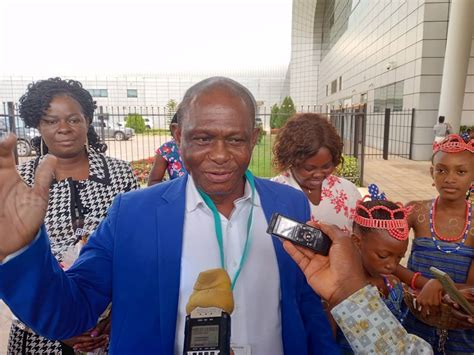 Religion Bishop Robinson et Dr Elisabeth Fondong des USA à Lomé pour