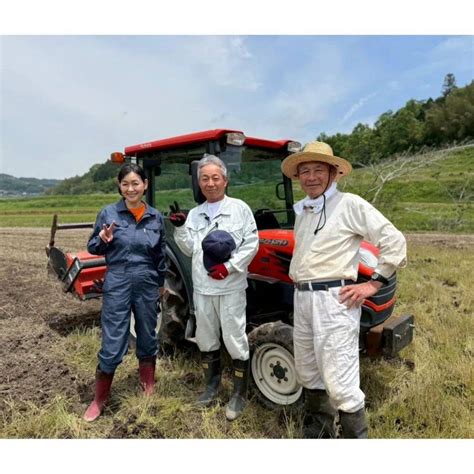 「運転出来るんですか!?」大物女優がトラクターで田んぼを耕す〝米作りショット〟披露「カッコいいです！」「お似合いだこと」：「おっ！」でつながる ...
