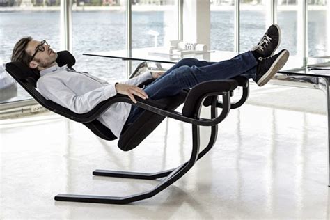 Work Weightlessly With the Zero Gravity Balans Chair | Man of Many