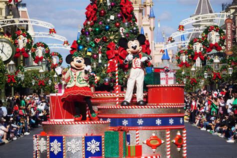 Photos Video Mickeys Once Upon A Christmastime Parade Begins Daytime