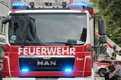 H Tte Und Wohnwagen Stehen In Nohn In Flammen