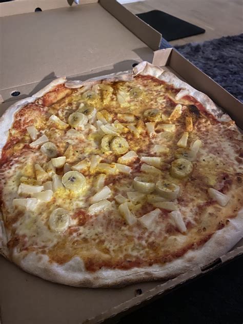 I Found Out While Living In Sweden That Banana Curry Pizzas Are Quite