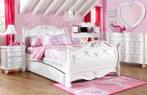 Disney princess bedroom decor ideas. Decor for a princess!