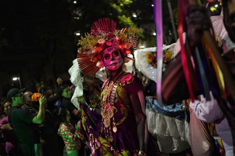 Catrinas Desfilan En Cdmx Como Antesala Del D A De Muertos