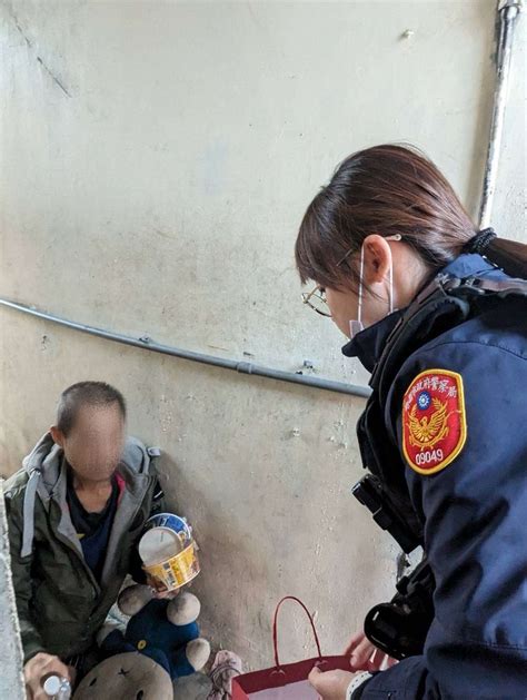 龜山女警暖心自掏腰包 助身障男過好年