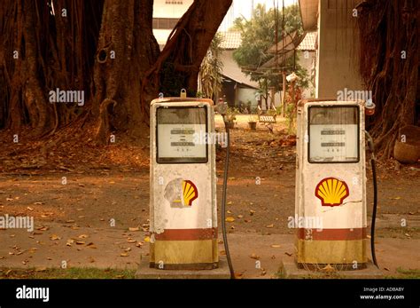 Old Shell Petrol Pump Hi Res Stock Photography And Images Alamy