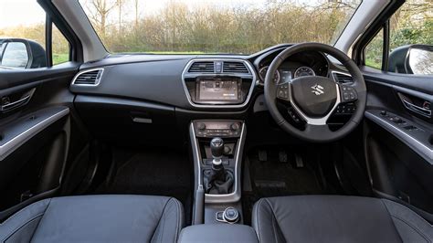 Suzuki S-Cross (2013-2021) Interior Layout & Technology | Top Gear