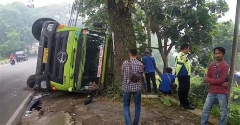 Sopir Mengantuk Truk Pembawa Air Galon Mineral Terguling Di Jalan