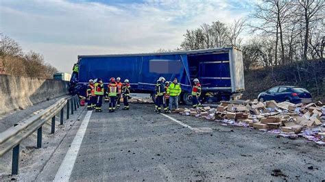 Lkw Unfall Auf A Kaubonbons Auf Fahrbahn Sorgen F R Stau Oe At