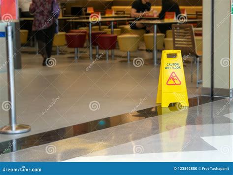 Cono Plástico Amarillo Con La Muestra Que Muestra El Cuidado Del Piso