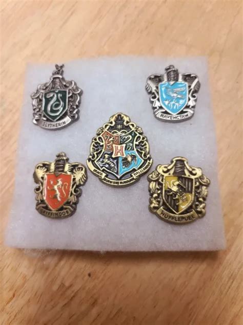 Collection Harry Potter Poudlard Armoiries De Maison En Métal Ensemble