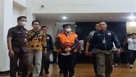 Ditahan 20 Hari Di Rutan Kpk Syahrul Yasin Limpo Kenakan Baju Oranye