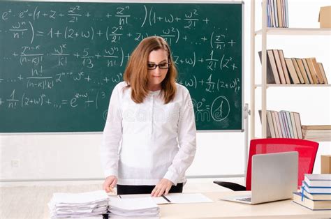 El Profesor De Matem Ticas De Sexo Femenino En La Sala De Clase Foto De