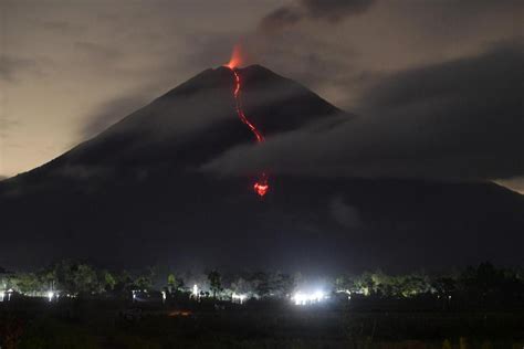 Semeru Alami 21 Kali Gempa Letusan Pagi Ini Potensi Lahar 17 Km