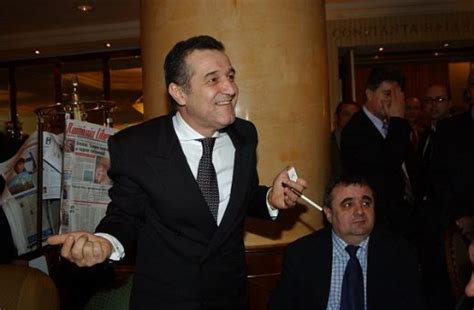 Stelistii Au Scapat De Becali Cazul Valiza Ii Salveaza Pe Jucatori