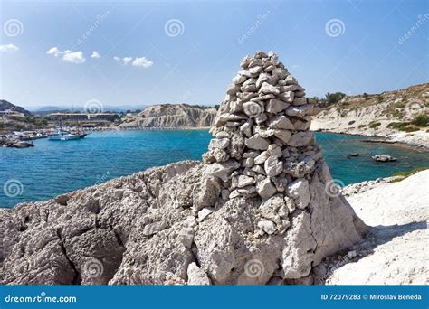 Playa De Kolymbia Con La Costa Y La Piedra Rocosas Imagen De Archivo