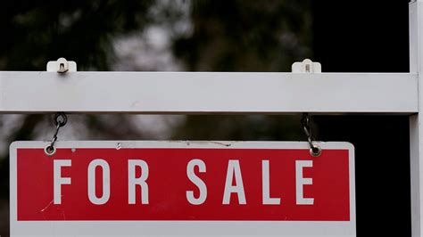 Average long-term U.S. mortgage rate falls to 6.67%, the lowest level