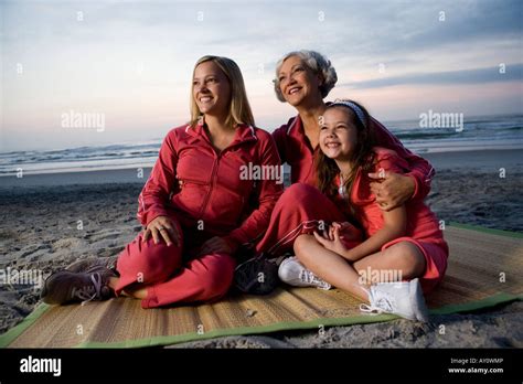 Grand Mère Avec Sa Fille Et Sa Petite Fille Assis Sur Un Tapis à La