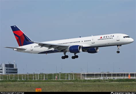 N717TW Delta Air Lines Boeing 757 231 WL Photo By Joel Vogt ID