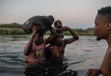 La Desesperada Huida De Migrantes Y Refugiados Haitianos Que Cruzan A