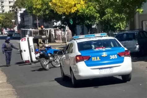 Una Camioneta Impact Un Auto Estacionado Y Termin Volcando En Pleno