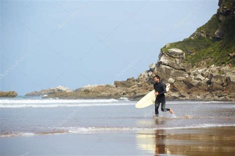 Atractivo Surfista Profesional Sosteniendo Su Tabla De Surf Caminando