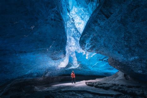crystal blue ice cave   vatnajokull glacier starting