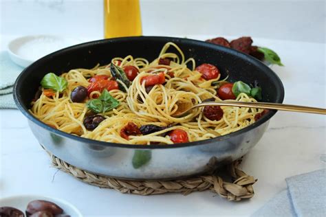 Spaghetti mit Knoblauch Oliven Tomaten und Olivenöl