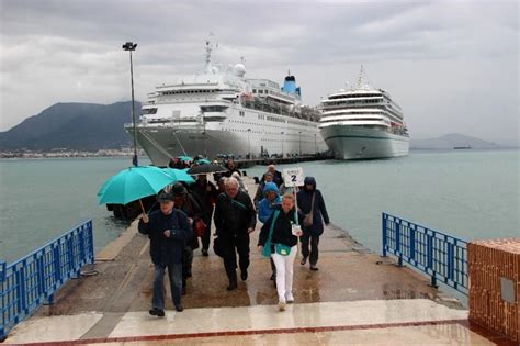 Alanya ya bir günde iki lüks gemiyle 2 bin turist geldi Haberler