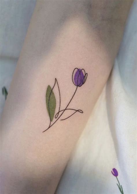 Tatuaje De Tulipanes De Colores Vinculado Al Sentimiento De Amor