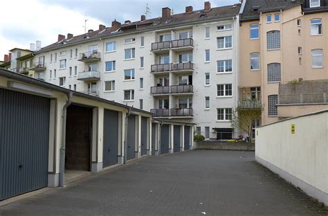 Gie Ener Hinterh Fe Der Mann Auf Dem Balkon Gie En Schl Gunter