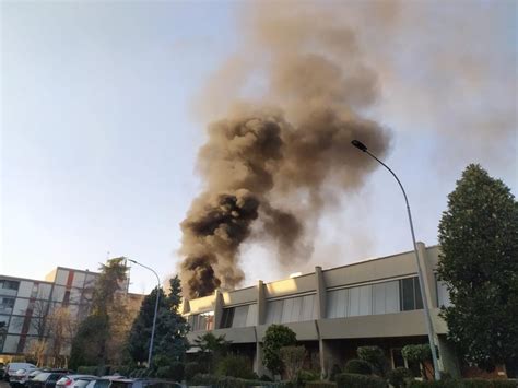 Modena Incendio In Via Zurlini Una Nube Nera Invade Il Cielo Della