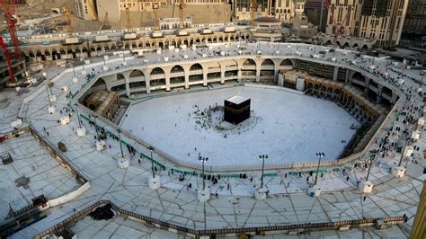 Pemandangan Tak Biasa Saat Masjidil Haram Ditutup Belasan Burung Putih