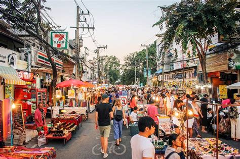 Sunday Walking Street Night Market In Chiang Mai Ck Travels