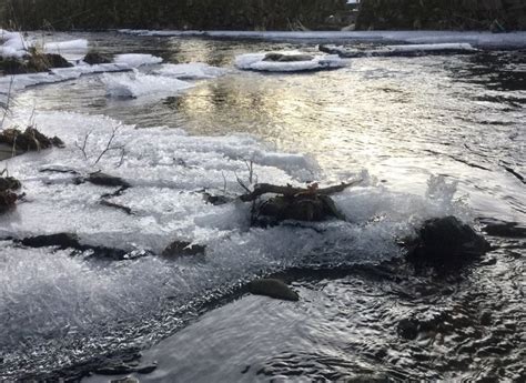 Schnee und Eiseskälte zaubern bizarre Figuren Outdoor Waves Water