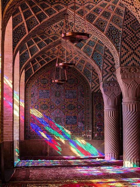 Potret Megah Masjid Tradisional Nasir Ol Molk Interiornya Serba Pink