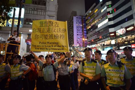 六四晚會結束逾百人遊行至中聯辦 警一度高舉黃旗 星島日報