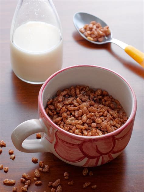 Primer Llenado Taza Del Desayuno De Los Cereales Del Chocolate Foto De