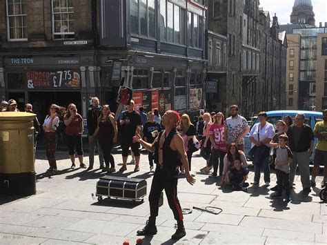 Edinburgh festival fringe 2018 street performers - Eye On Edinburgh