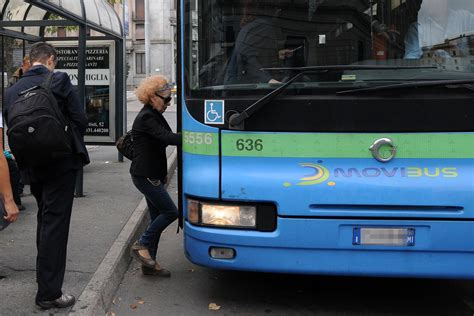 Como Arrestati Due Vandali Avevano Preso Di Mira La Pensilina Del Bus