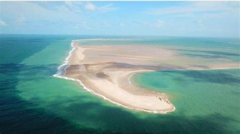 Uma praia caribenha no litoral do Pará que se forma quando a maré está