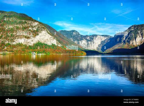 Scenic view of famous Hallstatt mountain village with Hallstatter lake. Sunnny autumn on ...