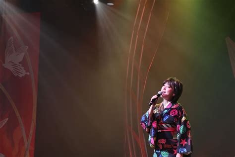 「水谷千重子50周年記念公演」歌謡ステージの様子。 浜ローズ、夢の博多座で水谷千重子とデュエット披露 千重子も舌を巻く声量と美声 画像