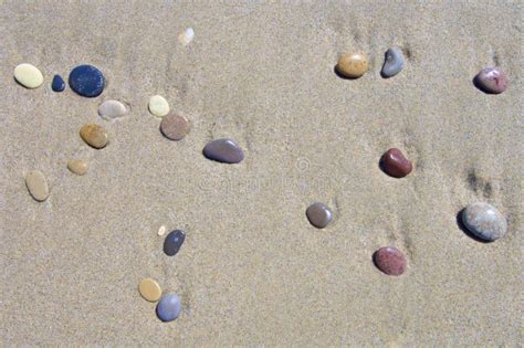 Ciottoli Della Sabbia E Del Mare Di Sun Sulla Spiaggia Fotografia Stock