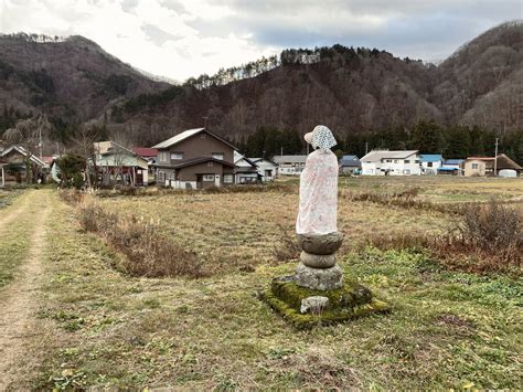 銀スカ雪国 On Twitter Rt Northern2 農家のお母さんっぽいお地蔵さんに逢った。冬枯れゆく南会津の農村を見守る