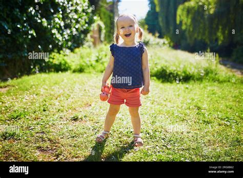 Adorable Petite Fille Marchant Dans Le Parc Ou La For T Enfant S