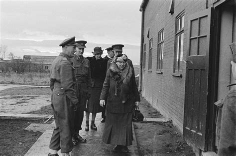 Koningin Wilhelmina Op Bezoek Bij De Prinses Irene Brigade In Het